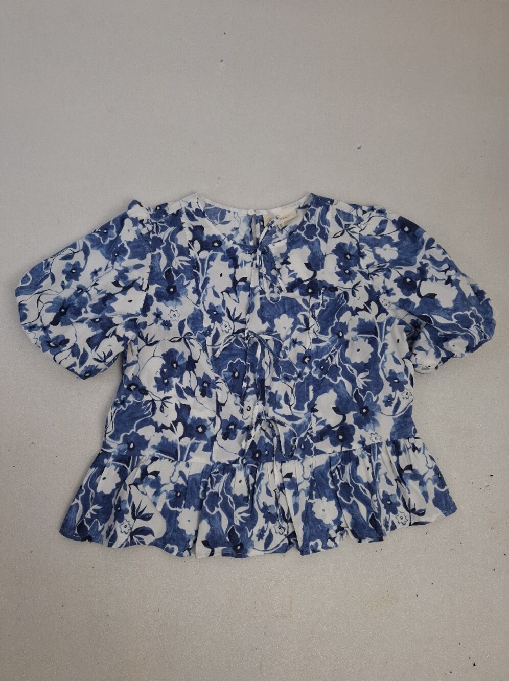 Melloday blue & white floral print puff sleeve peplum waisted shirt Size Medium